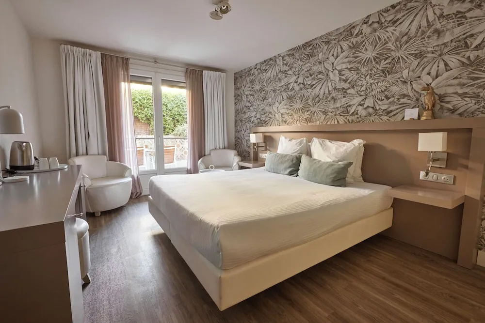 Comfort room with balcony