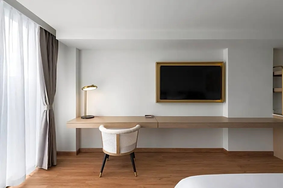 Dolce by Wyndham Hollywood - Tap to explore photos