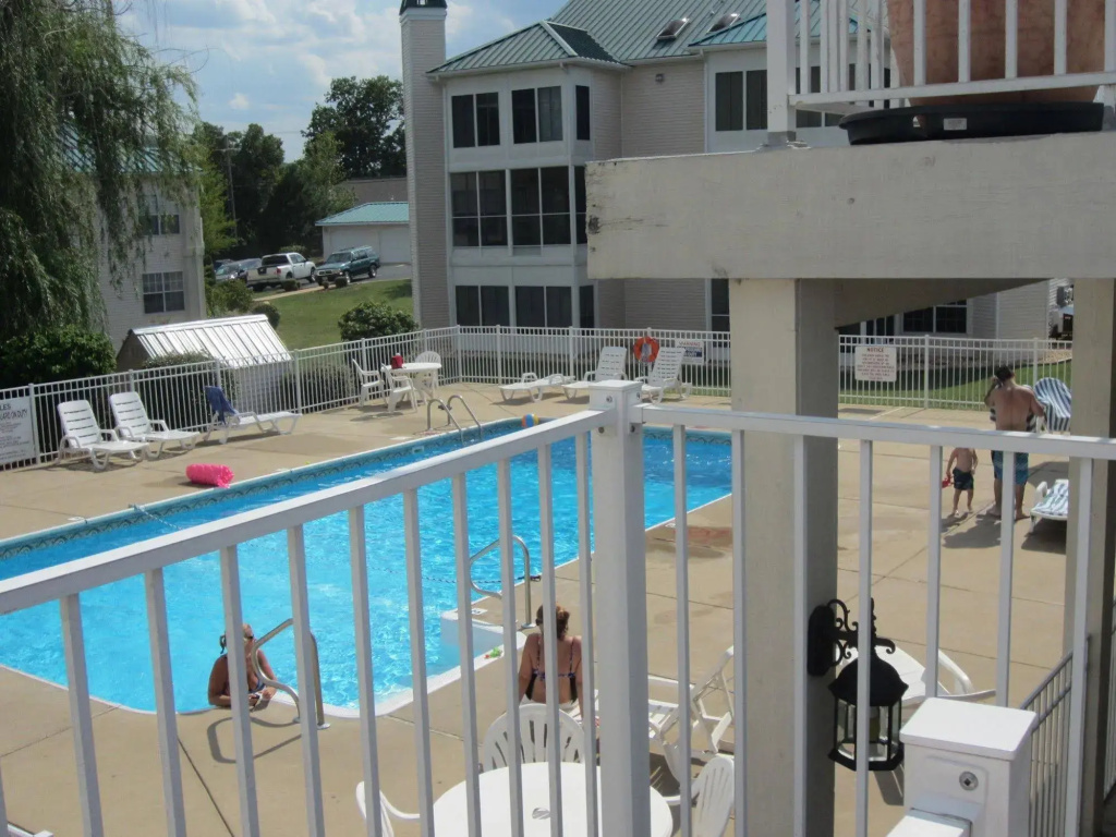 Brook Poolside Walk In-Meadow Brook - фото 16