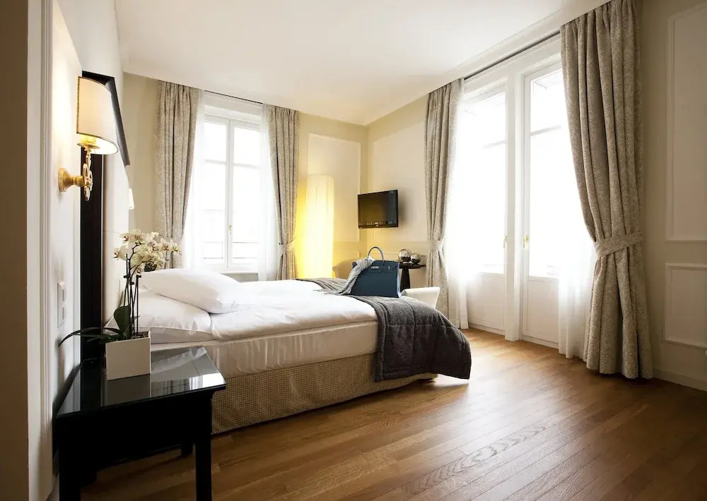 Deluxe Double room with lake view (full double bed)