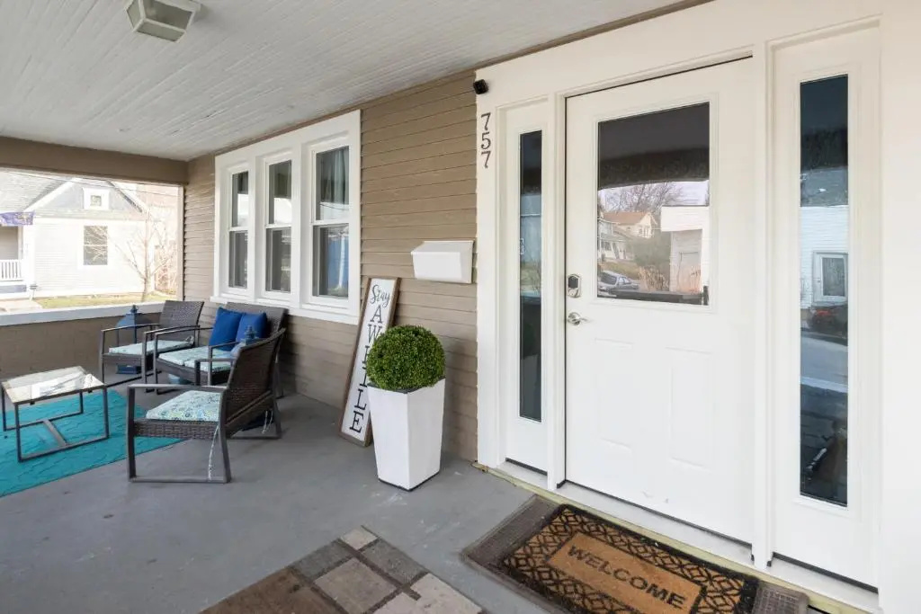 5 Bedroom 3200 Square Foot House for Downtown Travelers