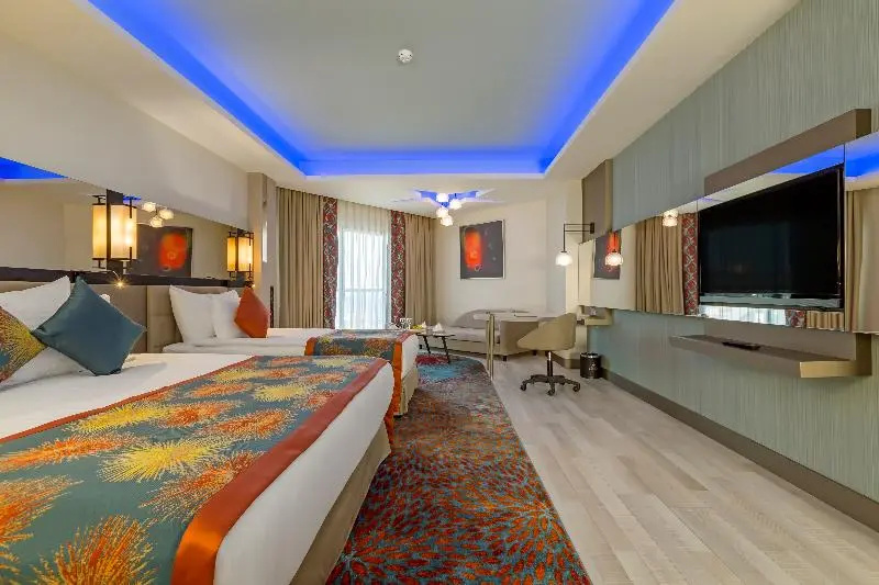 Deluxe Suite with land view