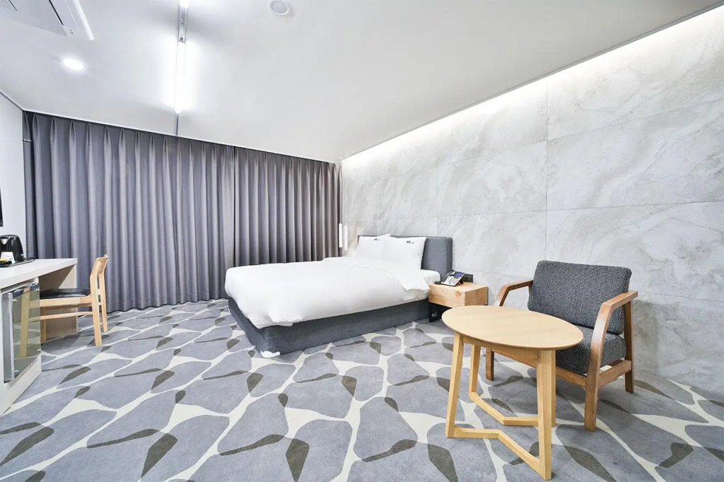 Deluxe Double room (full double bed)