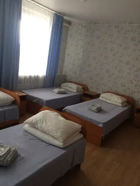 Кровать в общем номере в Колос