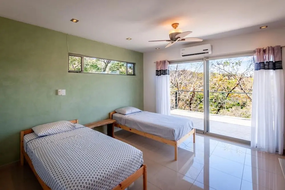 Big, Ultramodern Hillside Home With Private Pool and Endless Ocean Views - фото 3