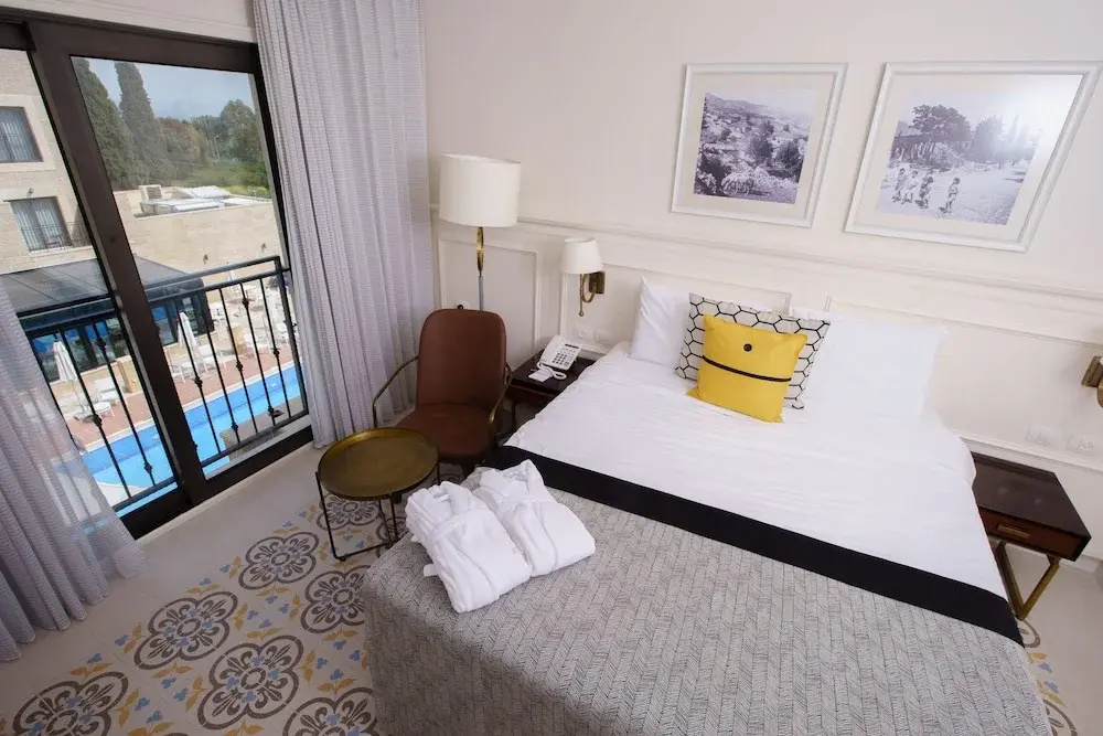 Deluxe room with balcony and with pool view