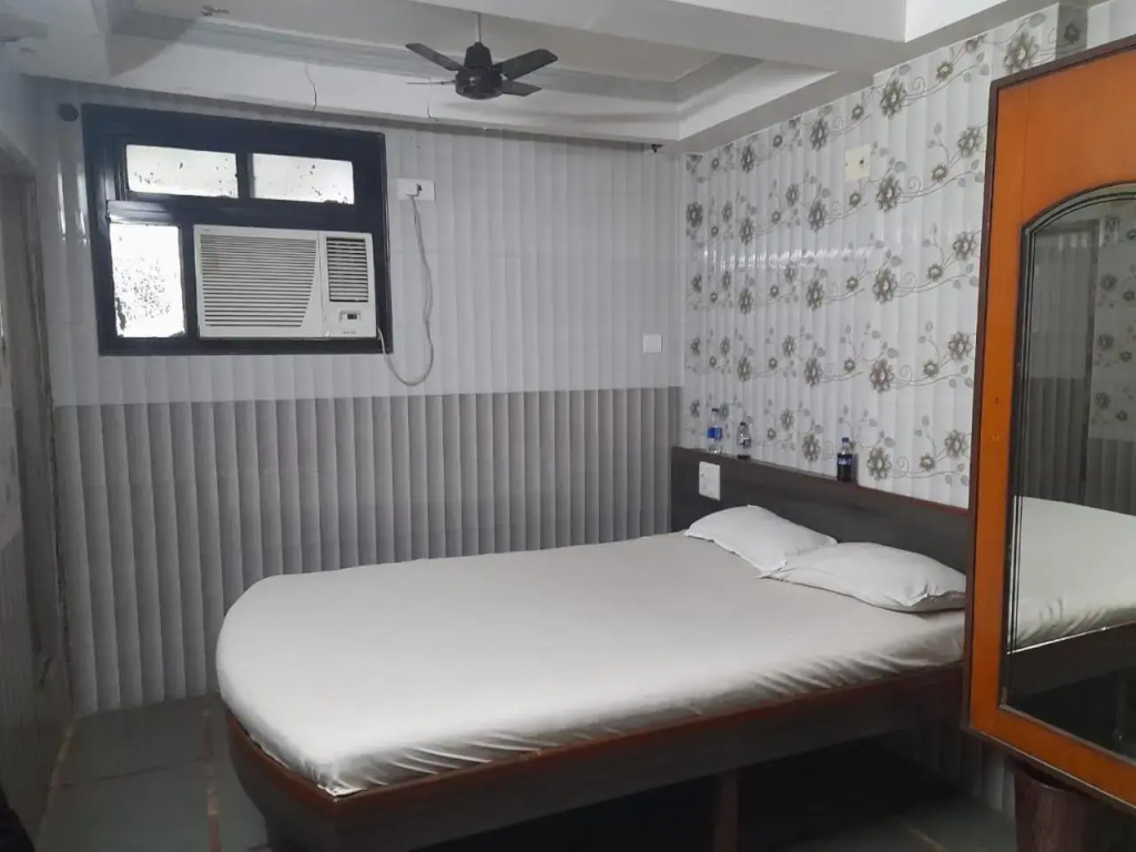 Hotel Aaiye Lodging & Boarding By WB Inn