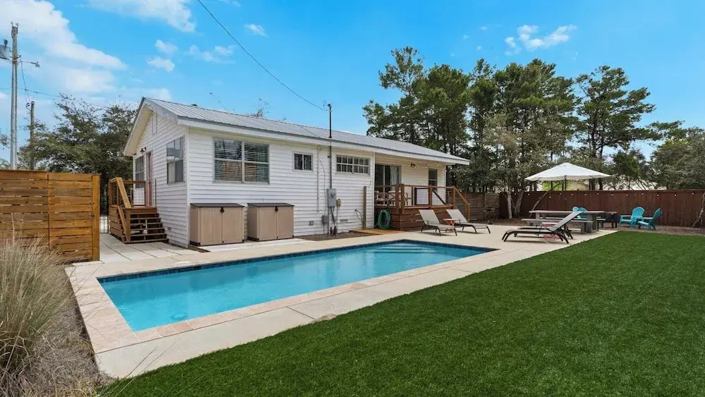 2BR Home, Private Heated Pool, 4 Bikes, Beach Access