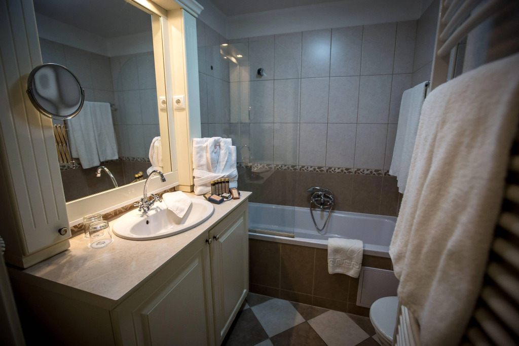 Queen's Court Hotel & Residence - фото 46