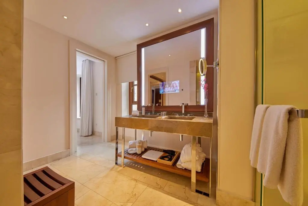 Deluxe Double room (full double bed)