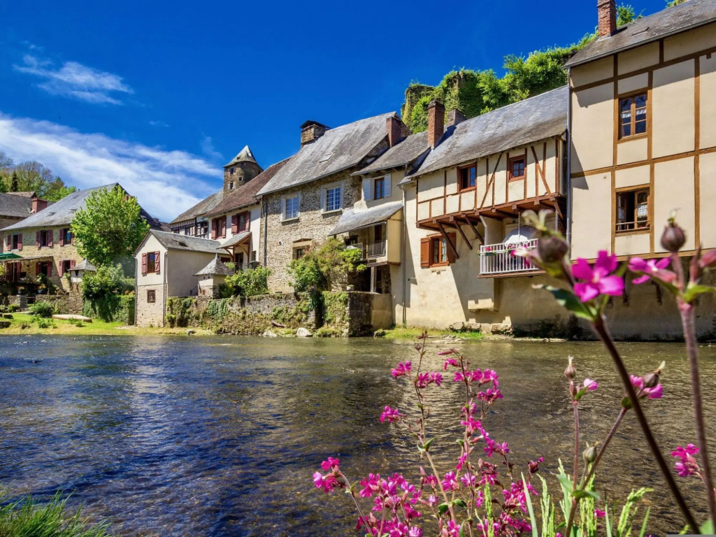 Charming holiday home in Ségur-le-Château with parking