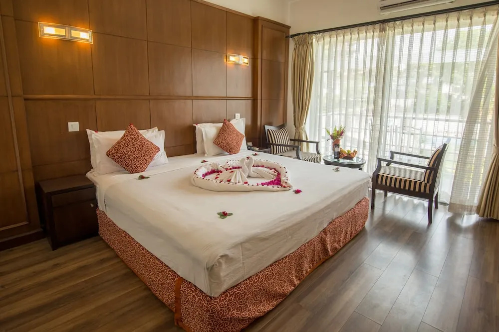 1 Bedroom Superior Double room with balcony and with lake view (full double bed)