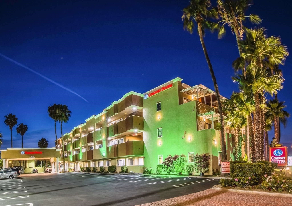 Comfort Inn & Suites Huntington Beach image