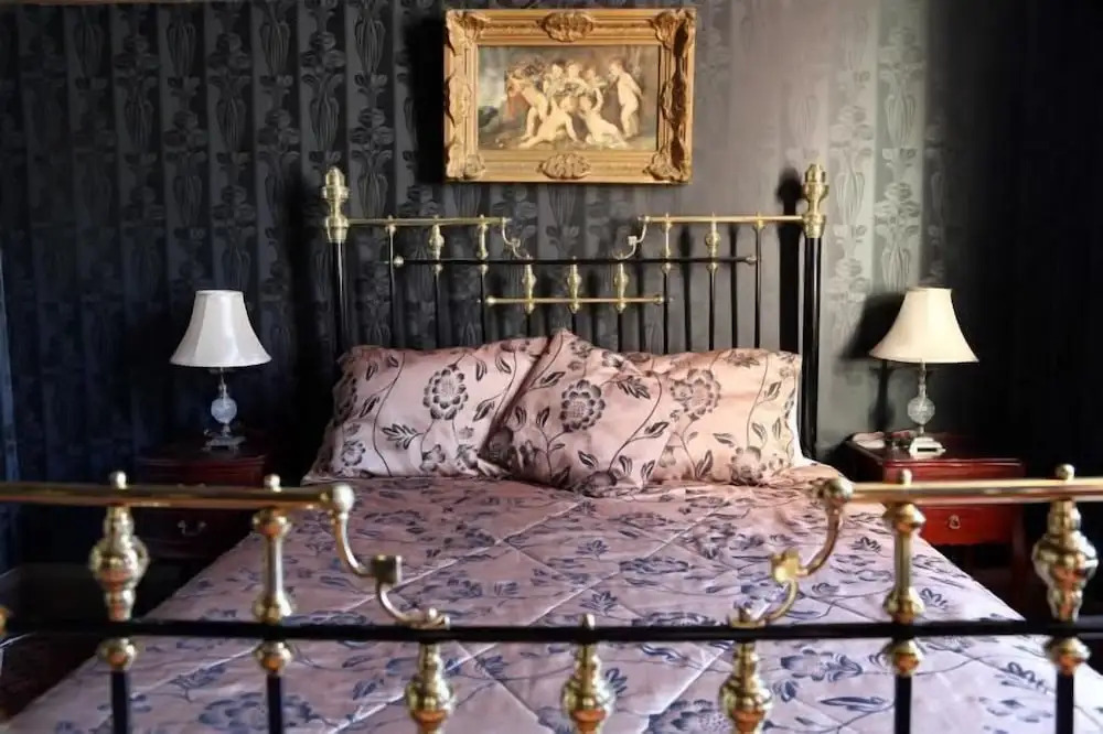 1 Bedroom Standard Double Suite full double bed