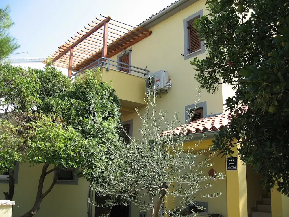 Six Person Apartment With Two Bedrooms And 200M From Beach In Pjescana Uvala
