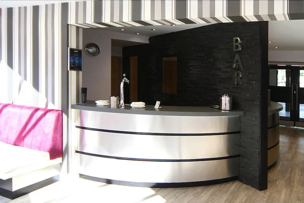 Damon's Hotel - Général