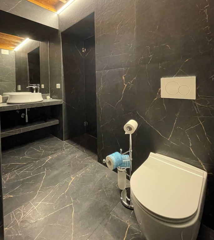 Deluxe Double room (full double bed)