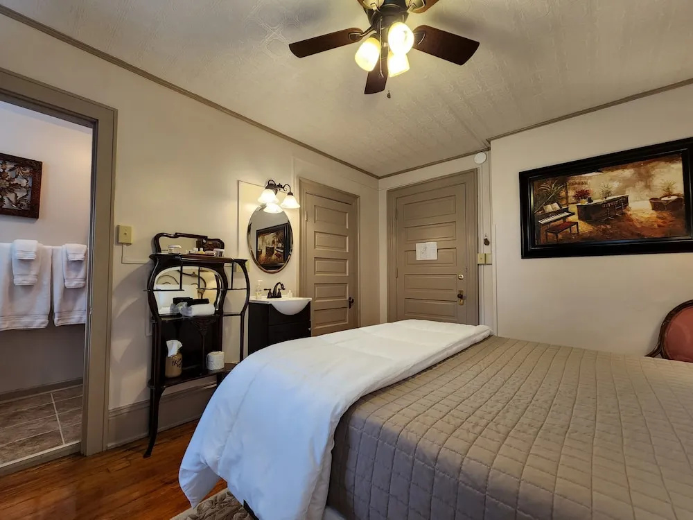 Vine Cottage Inn - фото 4