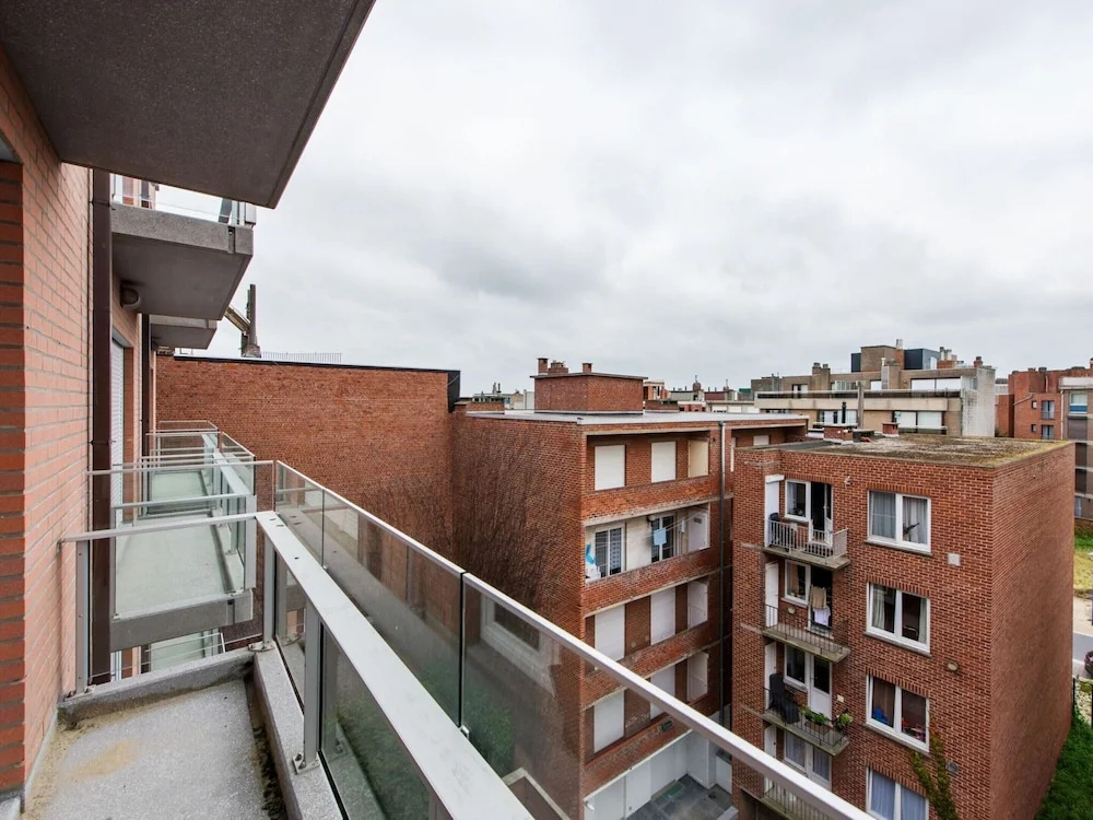 Apartment on Zeedijk With Sea View