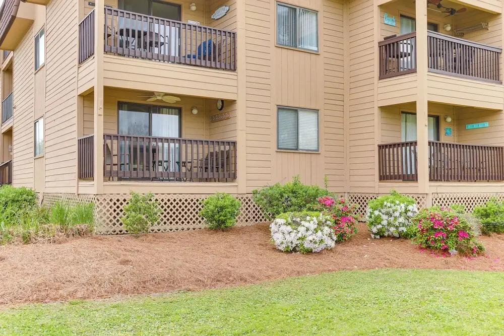 Hilton Head Condo w/ Deck - Walk to Beach & Pool!