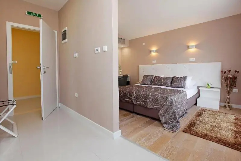 Superior Double room with balcony (full double bed)