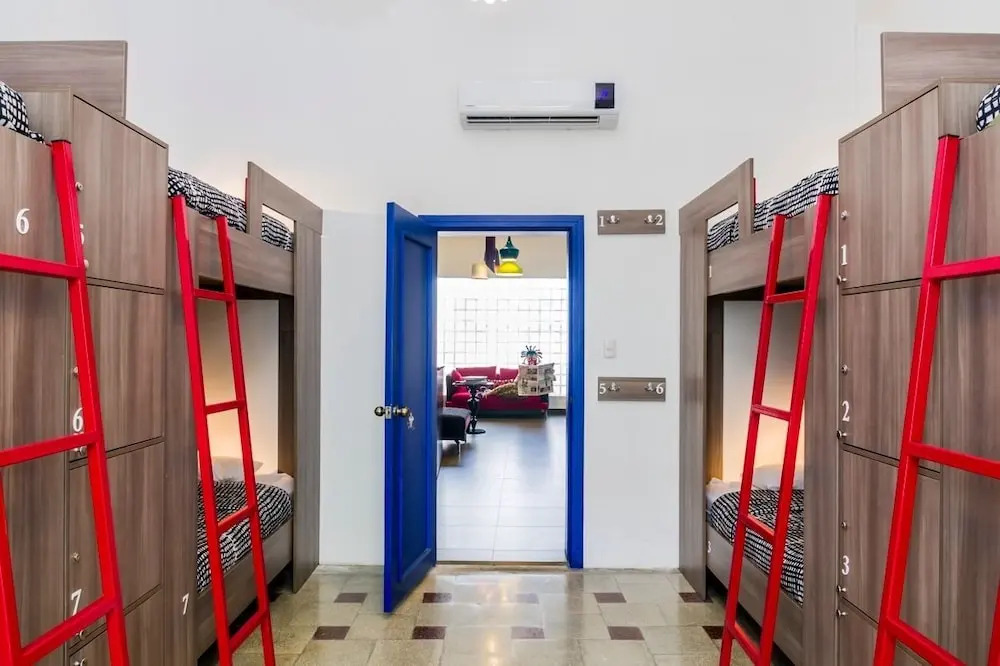 Кровать в общем номере в Tomo Hostel