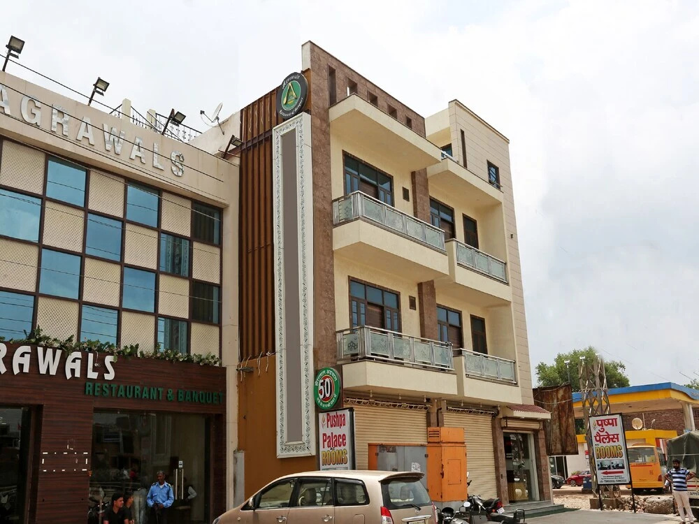 Goroomgo Pushpa Palace Mathura