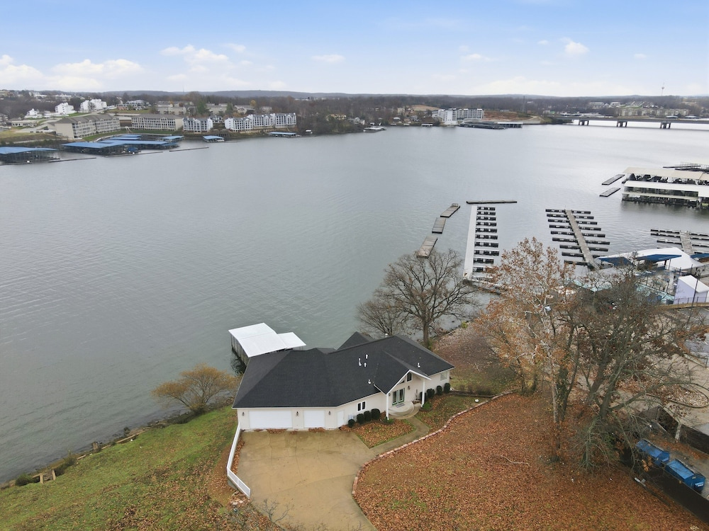 Lakefront House w/ Boat Slip, 2 Levels & Pool Table by Dog Days at the 19mm