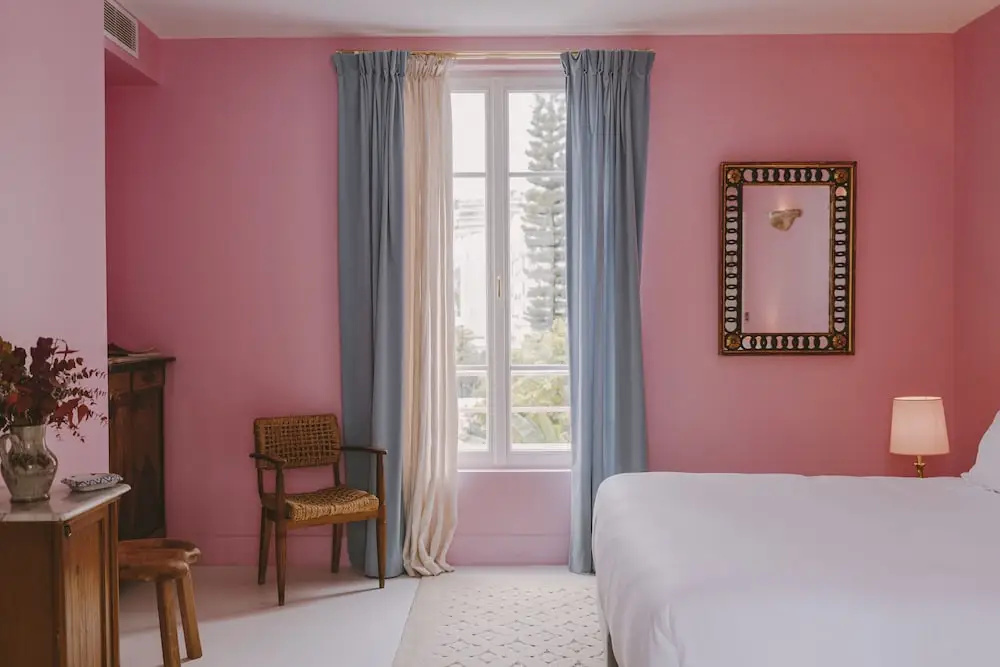 Grand room with balcony