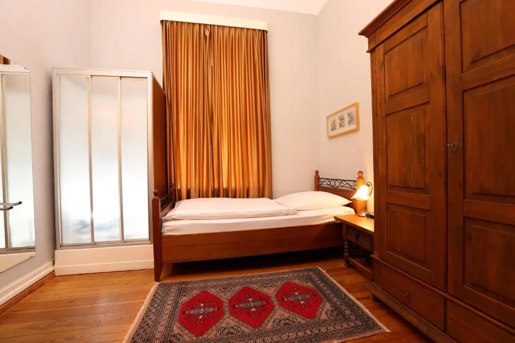 Economy room