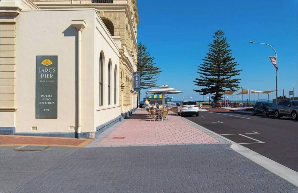 Lovely Beachside Largs Bay - free wine