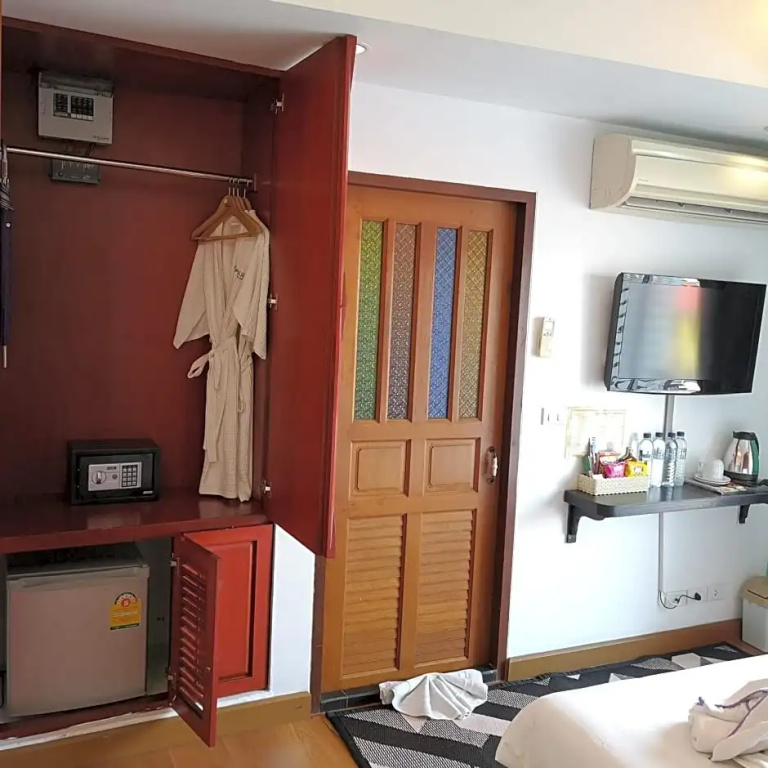 Deluxe Double room with canal view (full double bed)