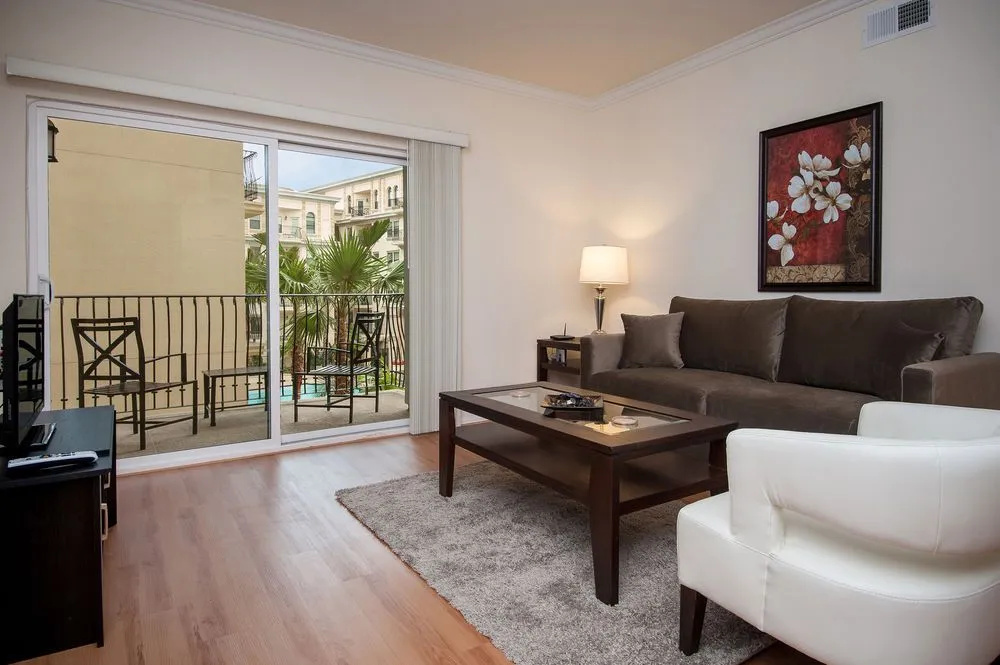 Sunshine Suites at 909 West Temple Street - Général