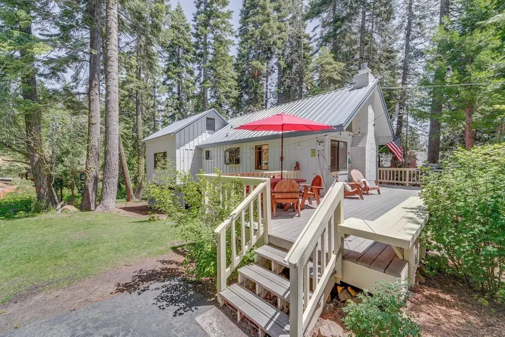 < 2 Blocks to Lake Tahoe: Family Home Near Skiing
