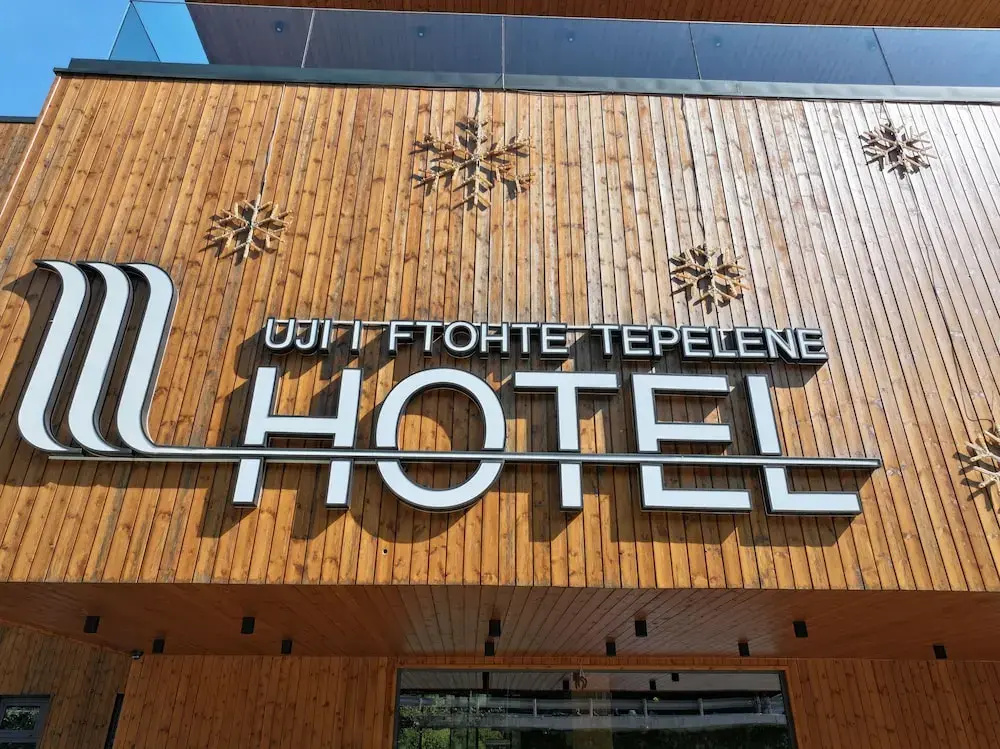 Uji i Ftohte Hotel