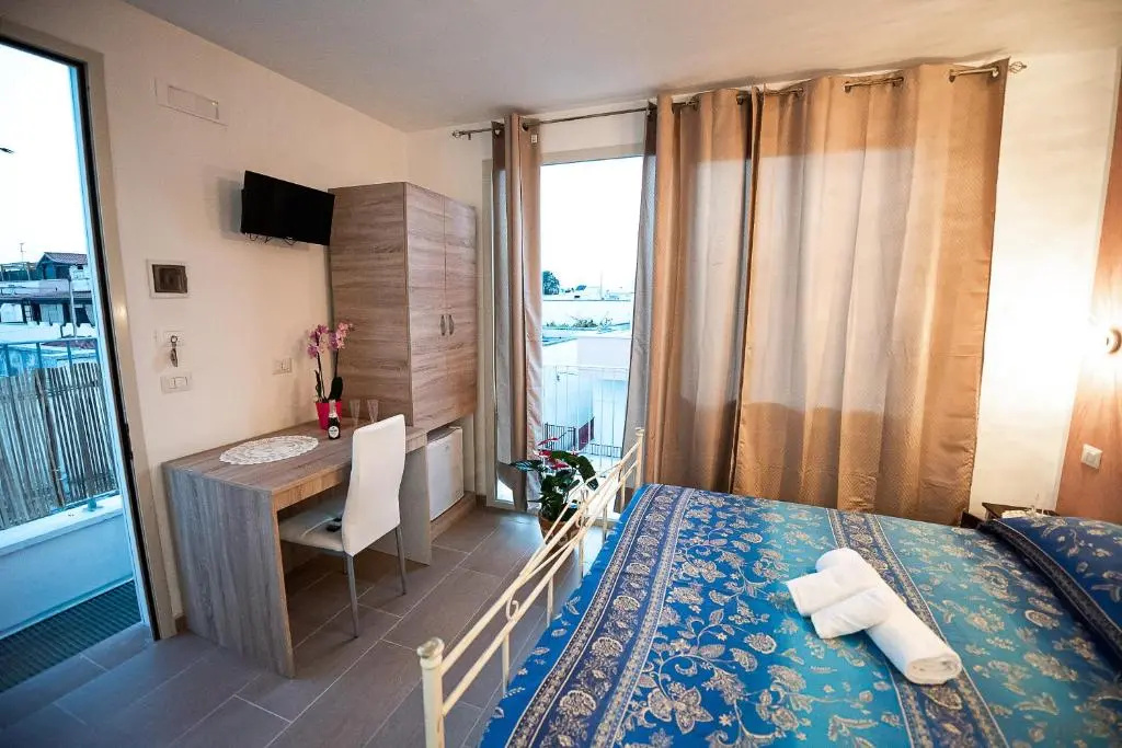 Deluxe Double room with balcony and with sea view (full double bed)