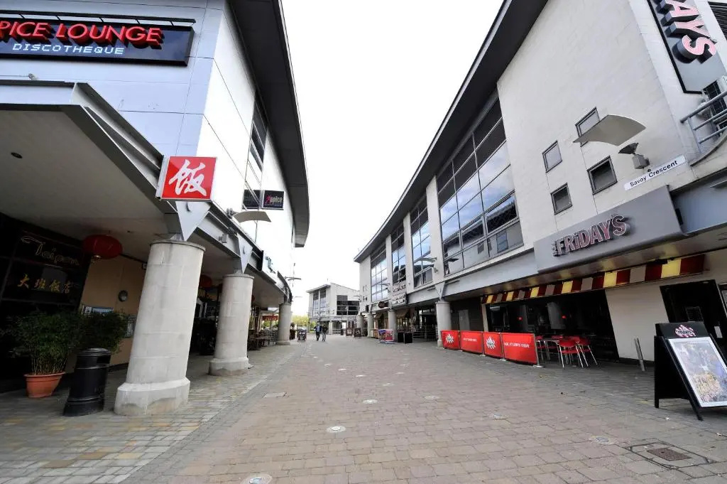 Penthouse Apartment - City Centre - Free Parking, Balcony, Fast Wifi and Smart TV with Netflix by Yoko Property
