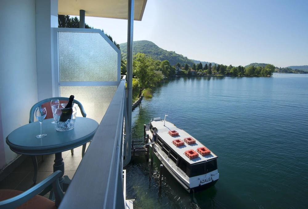 Deluxe Double room with lake view (full double bed)