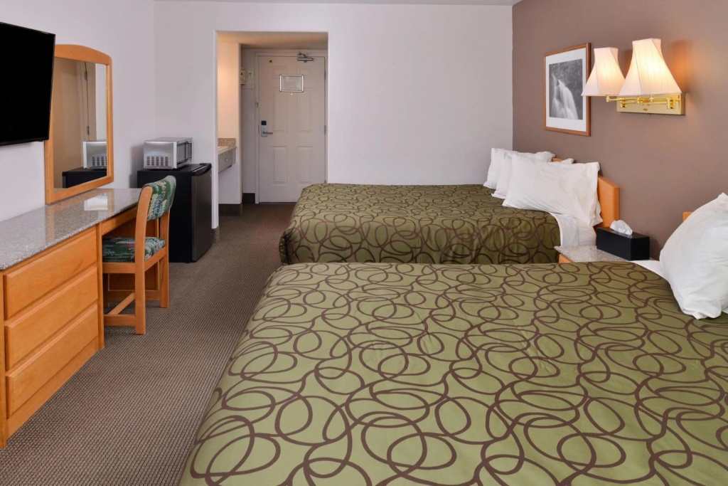 Days Inn by Wyndham Valemount — 3