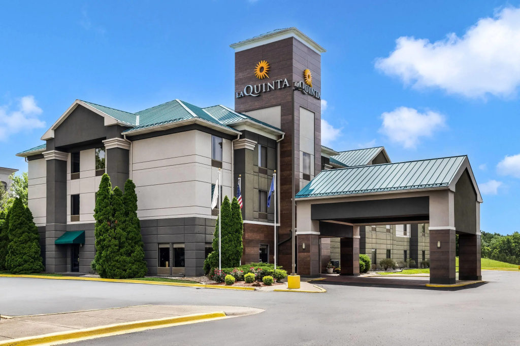 La Quinta Inn & Suites by Wyndham Louisville East