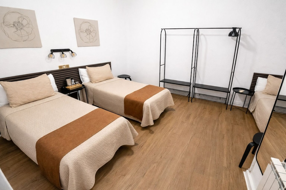Standard Triple room with courtyard view