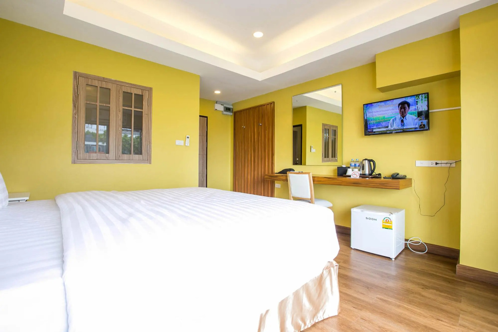 Deluxe Double room (full double bed)