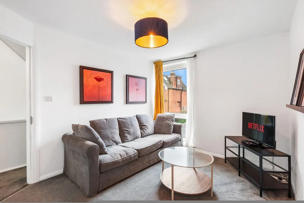 Central Horsham 5BR Home Parking Pets Allowed