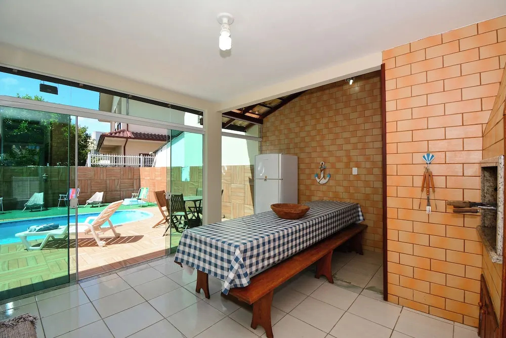 Casa com Piscina a 250m da Praia PLH006