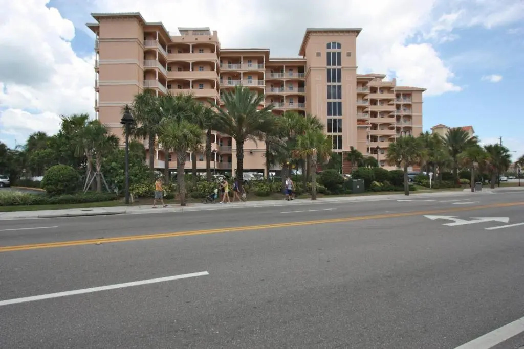 206 Harborview Grande
