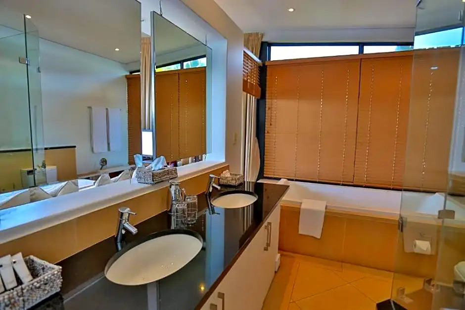 Deluxe Double Suite with sea view full double bed