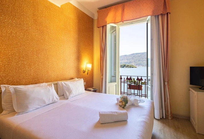 Deluxe room with lake view