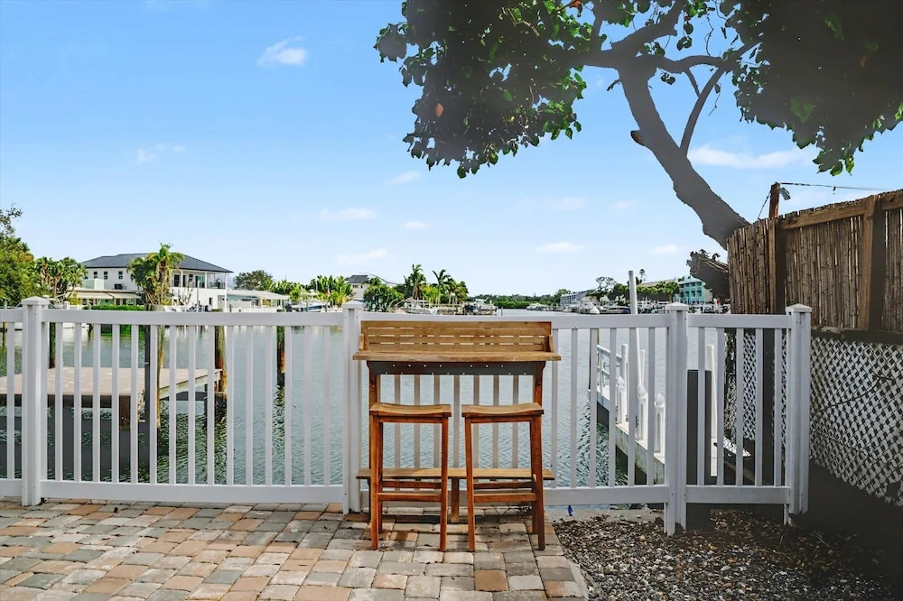 Waterfront Pet Friendly Boat Dock Walk 2 Beach