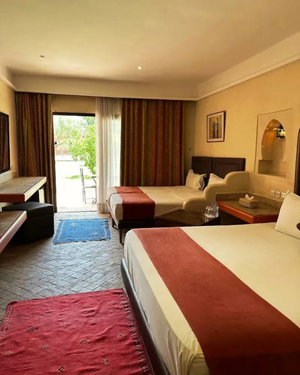 標準四人房，配有大床