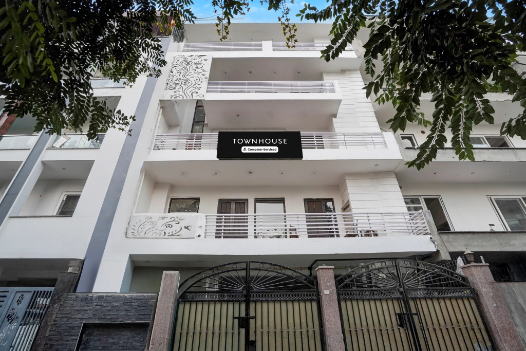 Classic With Balcony Huda Market Sector 46